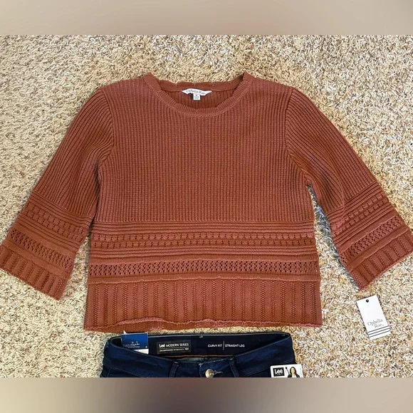 Women’s sweater & Lee curved fit jeans - Picture 2 of 5